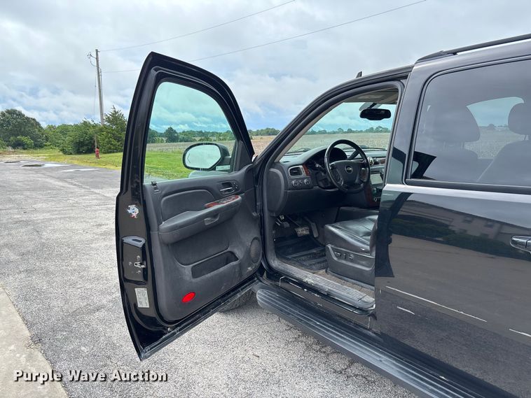 image for item FC5925 2009 Chevrolet Suburban SUV