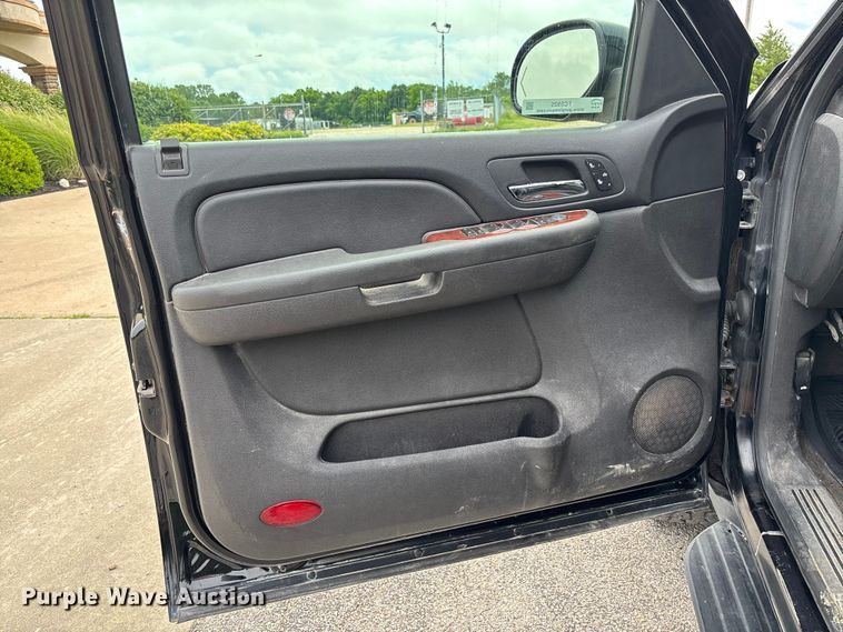 image for item FC5925 2009 Chevrolet Suburban SUV