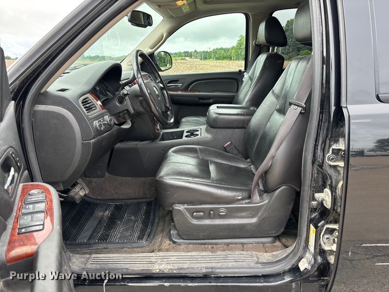 image for item FC5925 2009 Chevrolet Suburban SUV