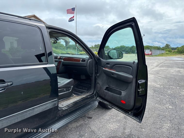 image for item FC5925 2009 Chevrolet Suburban SUV