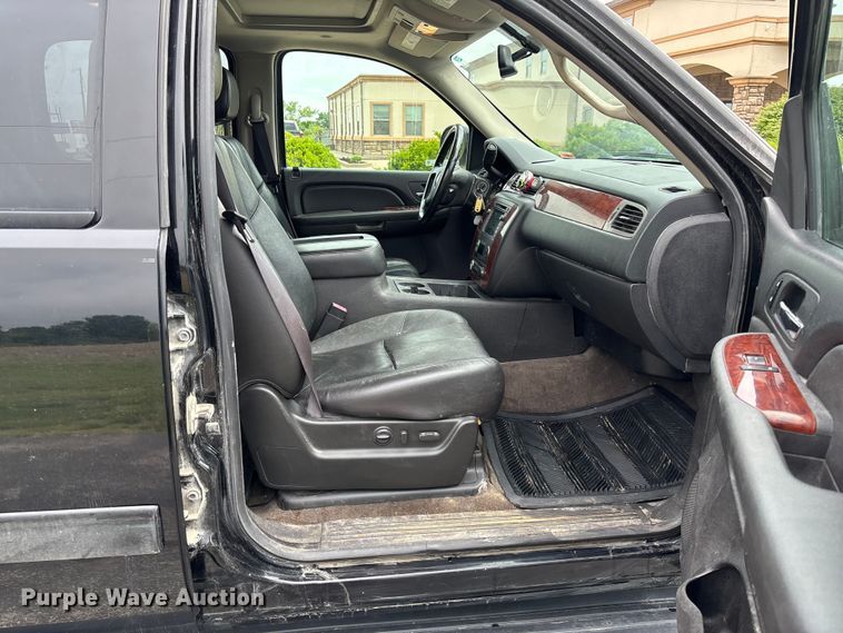 image for item FC5925 2009 Chevrolet Suburban SUV
