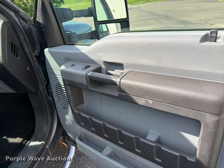 image for item FK0212 2012 Ford F350 Super Duty Crew Cab pickup truck