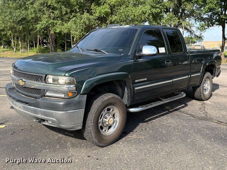 2001 Chevrolet Silverado 2500HD Ext. Cab pickup truck