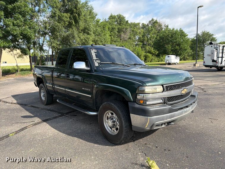 image for item FK3002 2001 Chevrolet Silverado 2500HD Ext. Cab pickup truck