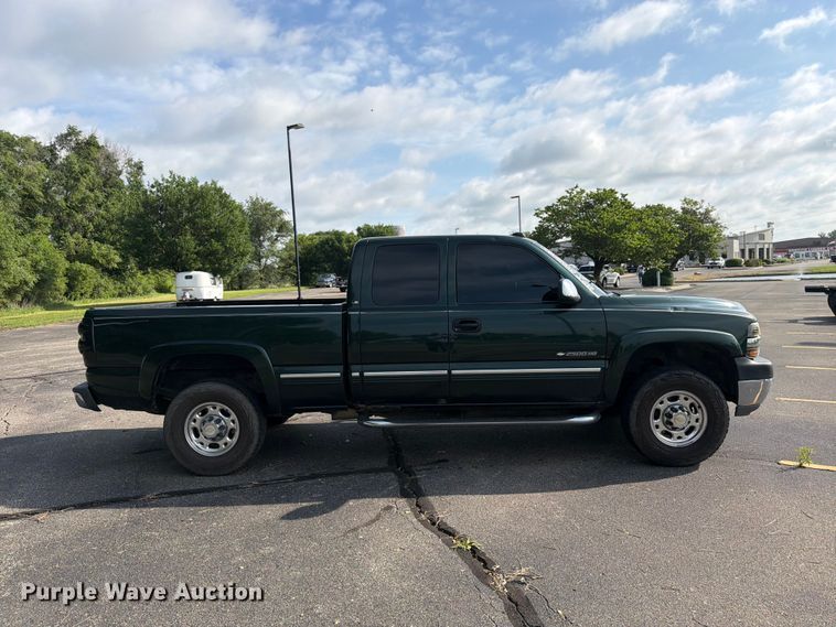 image for item FK3002 2001 Chevrolet Silverado 2500HD Ext. Cab pickup truck