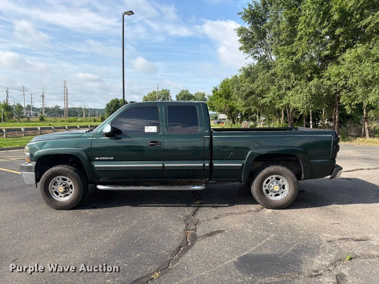 image for item FK3002 2001 Chevrolet Silverado 2500HD Ext. Cab pickup truck