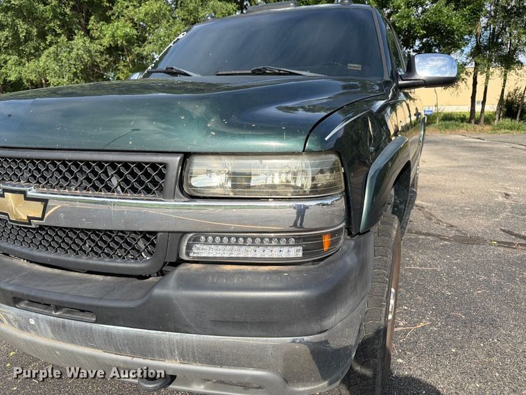 image for item FK3002 2001 Chevrolet Silverado 2500HD Ext. Cab pickup truck