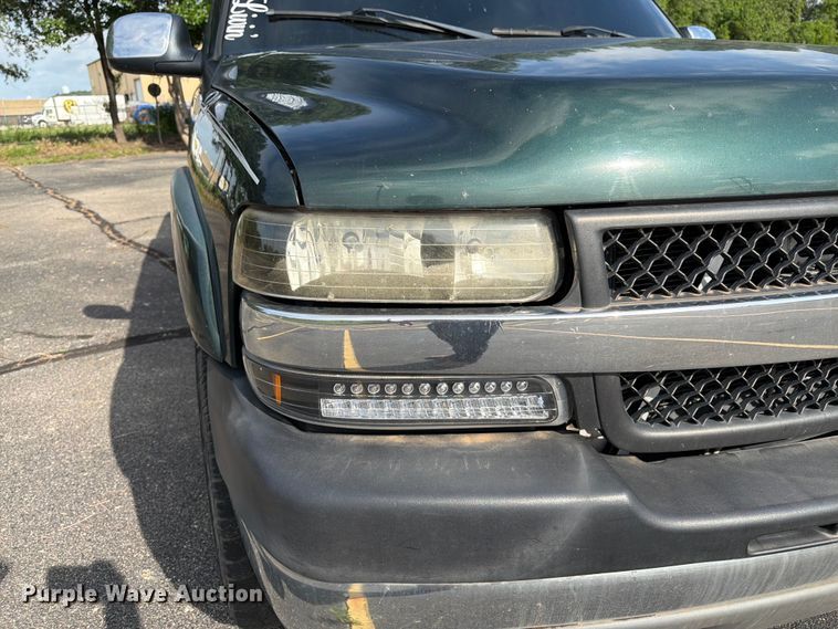 image for item FK3002 2001 Chevrolet Silverado 2500HD Ext. Cab pickup truck