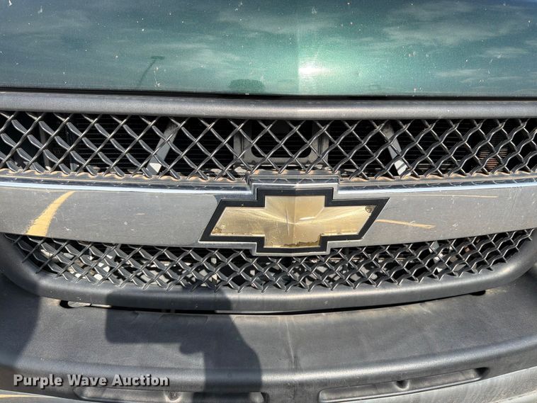 image for item FK3002 2001 Chevrolet Silverado 2500HD Ext. Cab pickup truck