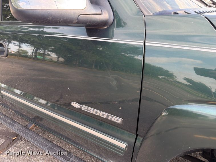 image for item FK3002 2001 Chevrolet Silverado 2500HD Ext. Cab pickup truck