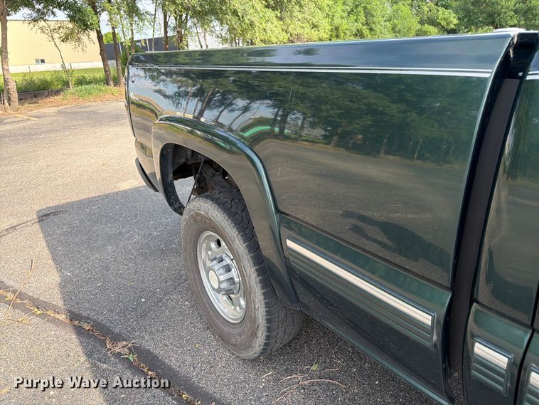 image for item FK3002 2001 Chevrolet Silverado 2500HD Ext. Cab pickup truck