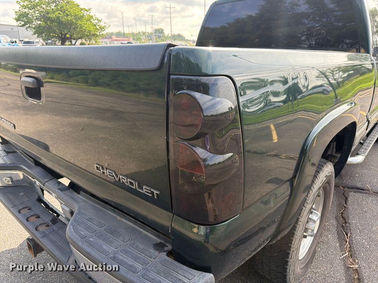 image for item FK3002 2001 Chevrolet Silverado 2500HD Ext. Cab pickup truck