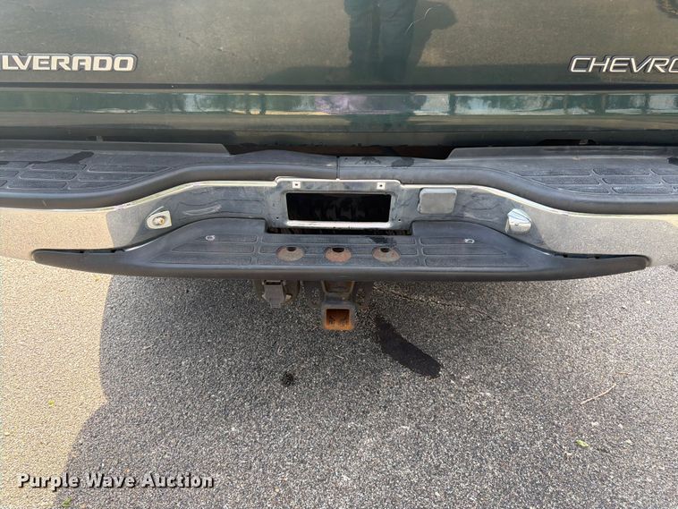 image for item FK3002 2001 Chevrolet Silverado 2500HD Ext. Cab pickup truck