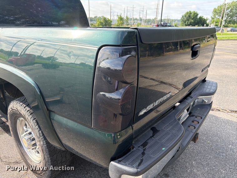image for item FK3002 2001 Chevrolet Silverado 2500HD Ext. Cab pickup truck