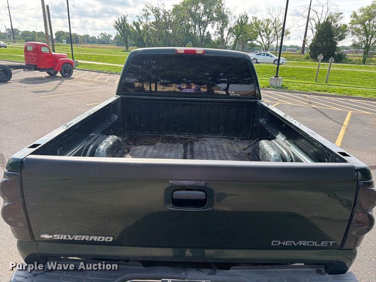 image for item FK3002 2001 Chevrolet Silverado 2500HD Ext. Cab pickup truck