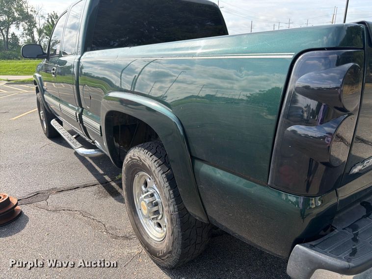 image for item FK3002 2001 Chevrolet Silverado 2500HD Ext. Cab pickup truck