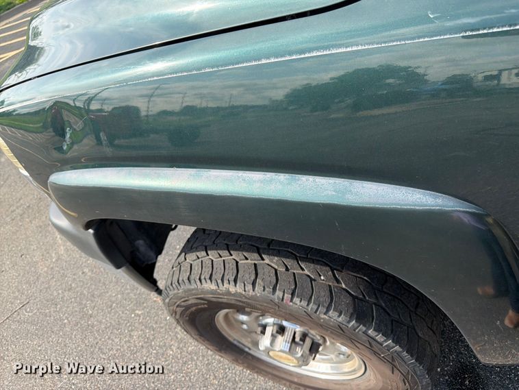 image for item FK3002 2001 Chevrolet Silverado 2500HD Ext. Cab pickup truck