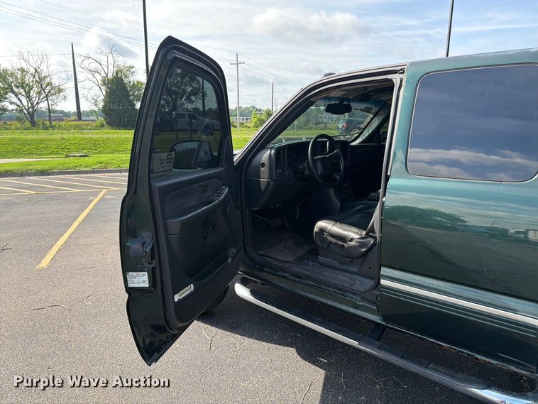 image for item FK3002 2001 Chevrolet Silverado 2500HD Ext. Cab pickup truck