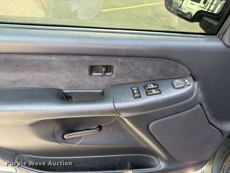 image for item FK3002 2001 Chevrolet Silverado 2500HD Ext. Cab pickup truck