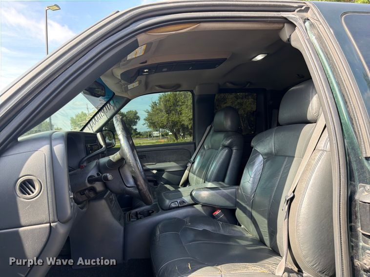 image for item FK3002 2001 Chevrolet Silverado 2500HD Ext. Cab pickup truck