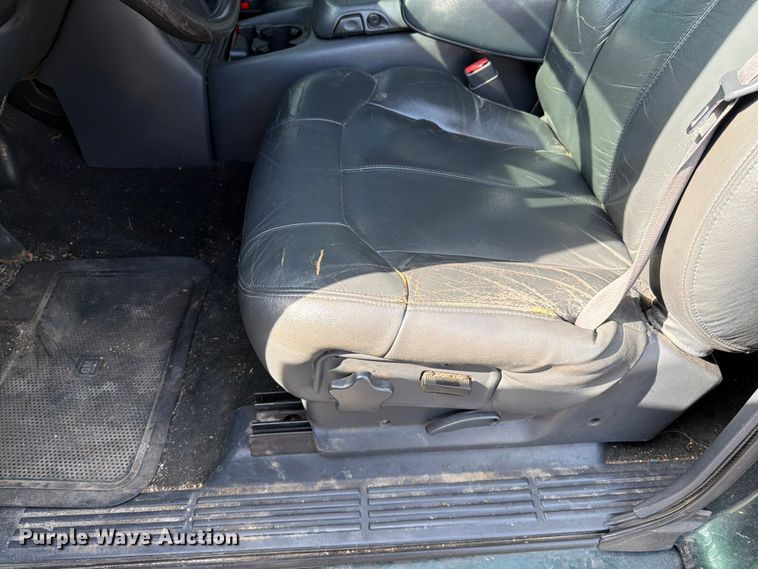 image for item FK3002 2001 Chevrolet Silverado 2500HD Ext. Cab pickup truck