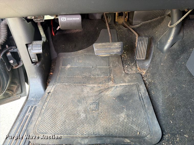 image for item FK3002 2001 Chevrolet Silverado 2500HD Ext. Cab pickup truck