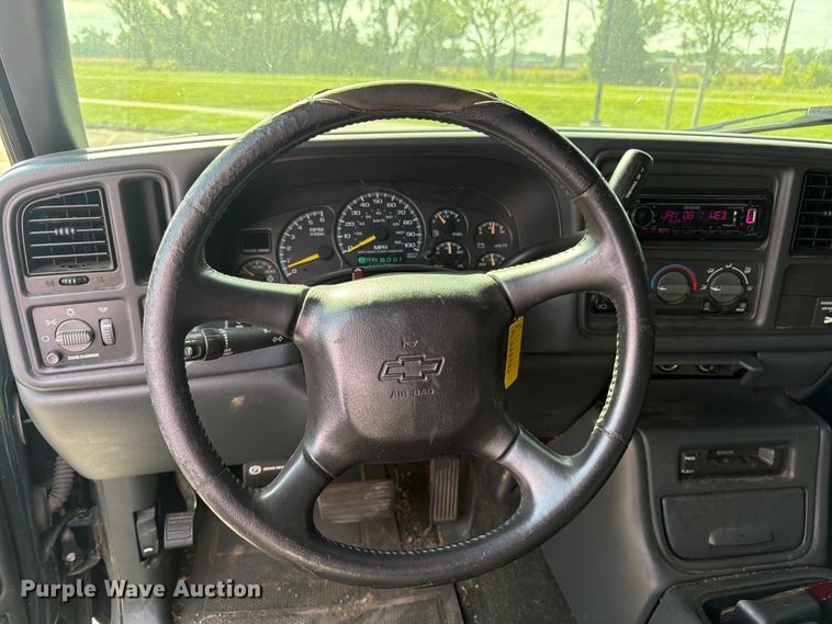 image for item FK3002 2001 Chevrolet Silverado 2500HD Ext. Cab pickup truck