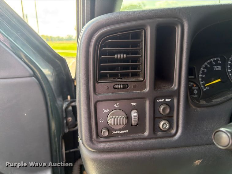 image for item FK3002 2001 Chevrolet Silverado 2500HD Ext. Cab pickup truck