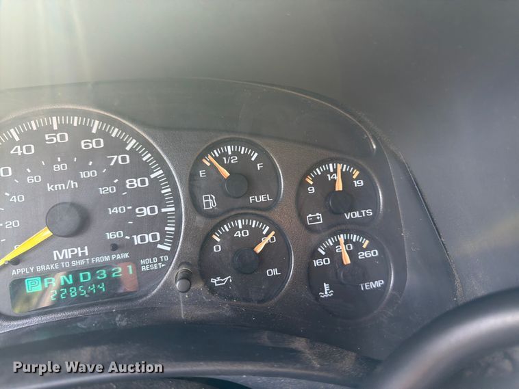 image for item FK3002 2001 Chevrolet Silverado 2500HD Ext. Cab pickup truck