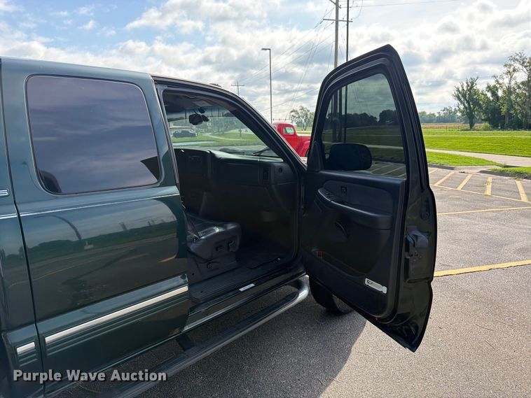 image for item FK3002 2001 Chevrolet Silverado 2500HD Ext. Cab pickup truck