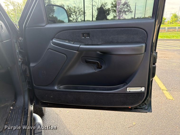 image for item FK3002 2001 Chevrolet Silverado 2500HD Ext. Cab pickup truck