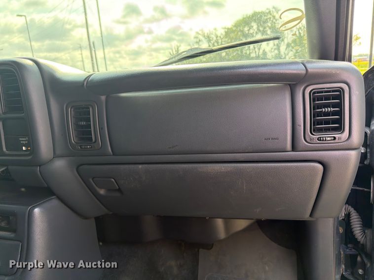 image for item FK3002 2001 Chevrolet Silverado 2500HD Ext. Cab pickup truck