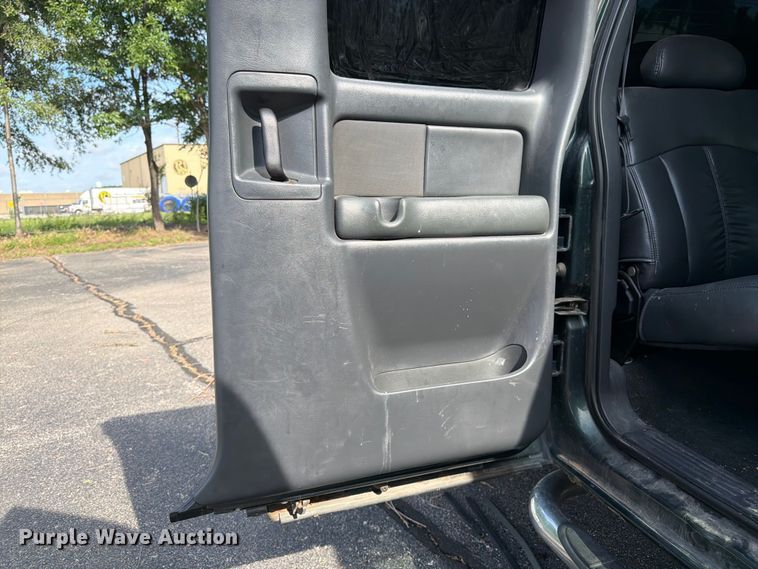 image for item FK3002 2001 Chevrolet Silverado 2500HD Ext. Cab pickup truck