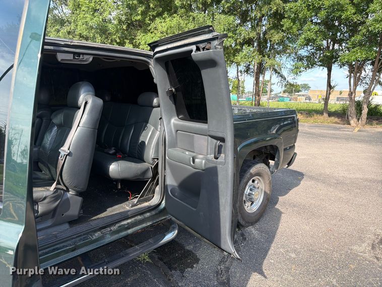 image for item FK3002 2001 Chevrolet Silverado 2500HD Ext. Cab pickup truck