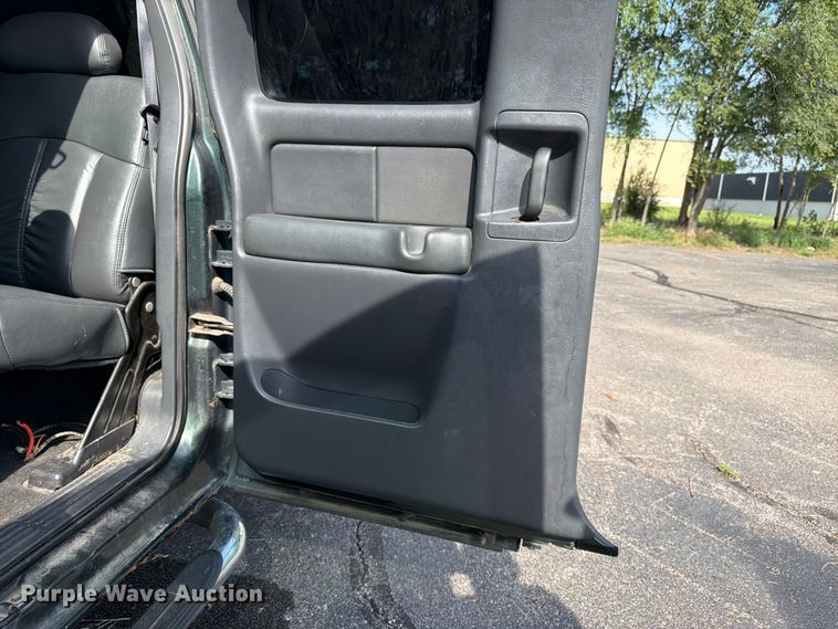 image for item FK3002 2001 Chevrolet Silverado 2500HD Ext. Cab pickup truck