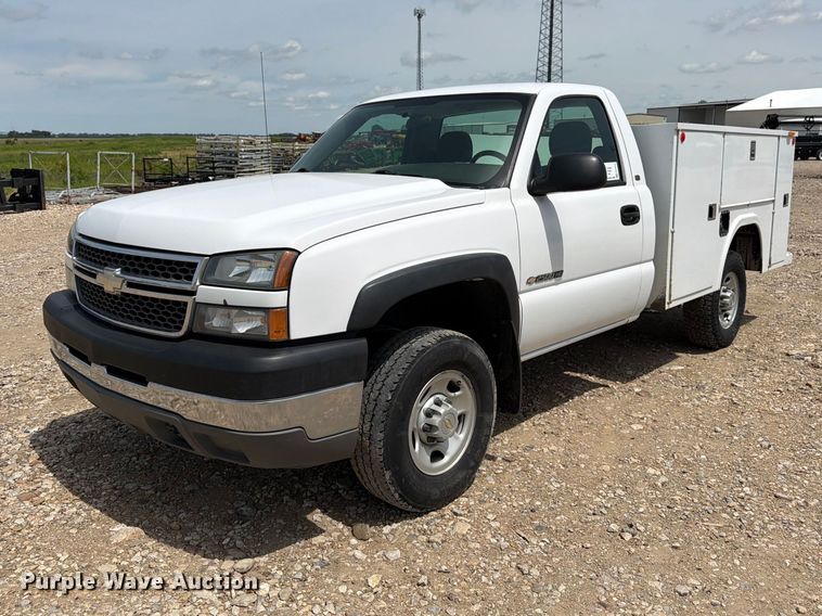 2005 Chevrolet Silverado 2500HD utility bed pickup truck