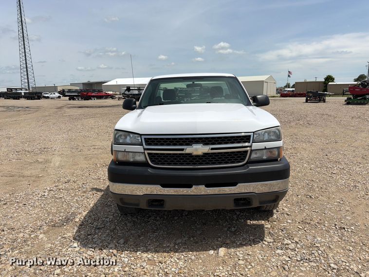 image for item FK3040 2005 Chevrolet Silverado 2500HD utility bed pickup truck