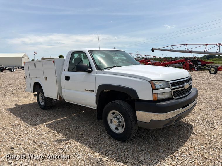 image for item FK3040 2005 Chevrolet Silverado 2500HD utility bed pickup truck