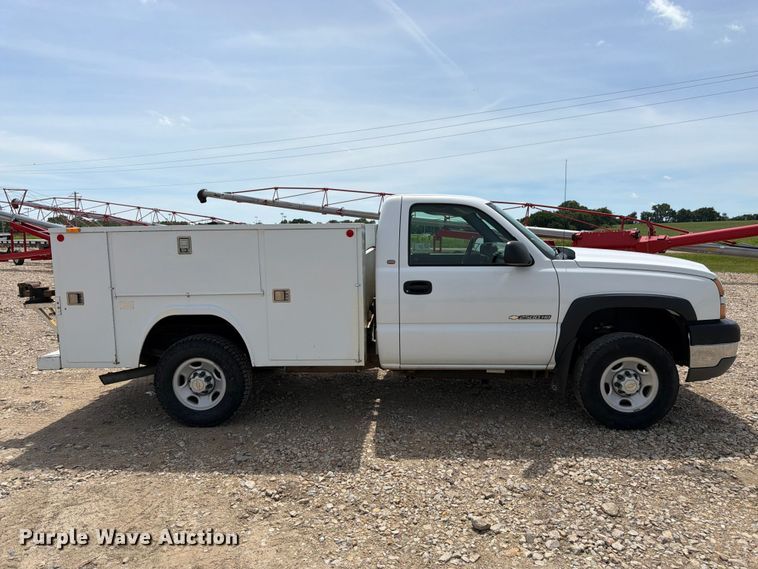 image for item FK3040 2005 Chevrolet Silverado 2500HD utility bed pickup truck