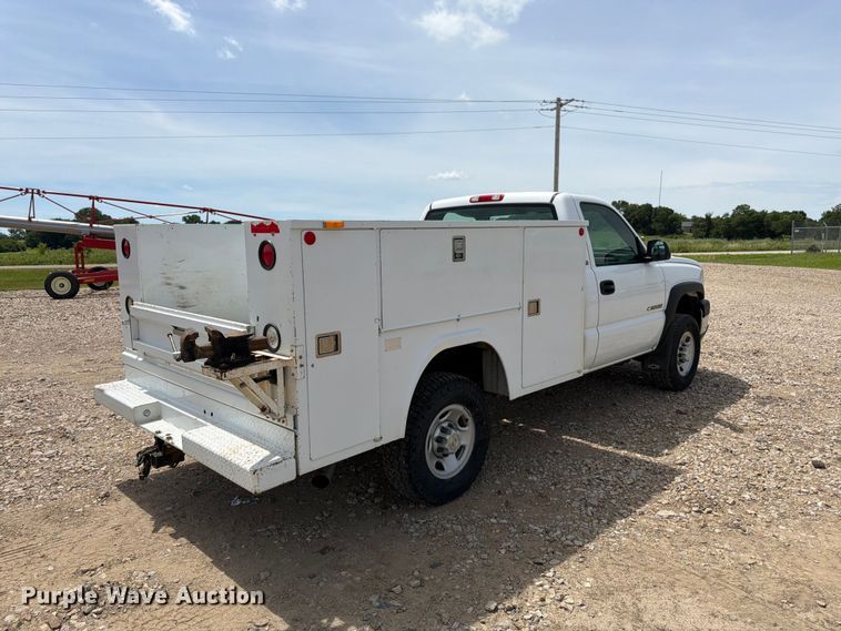 image for item FK3040 2005 Chevrolet Silverado 2500HD utility bed pickup truck