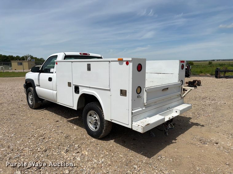 image for item FK3040 2005 Chevrolet Silverado 2500HD utility bed pickup truck