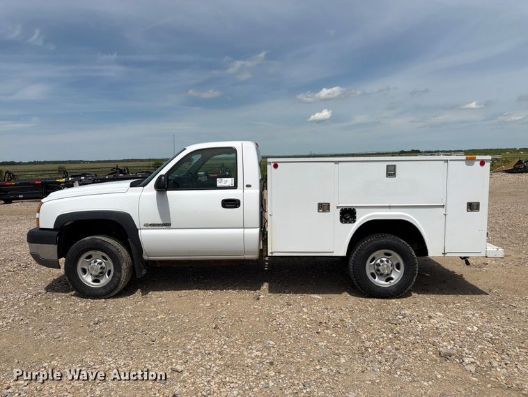 image for item FK3040 2005 Chevrolet Silverado 2500HD utility bed pickup truck