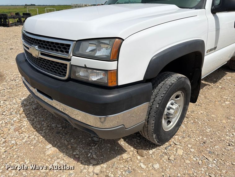 image for item FK3040 2005 Chevrolet Silverado 2500HD utility bed pickup truck
