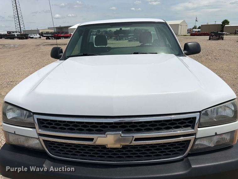 image for item FK3040 2005 Chevrolet Silverado 2500HD utility bed pickup truck
