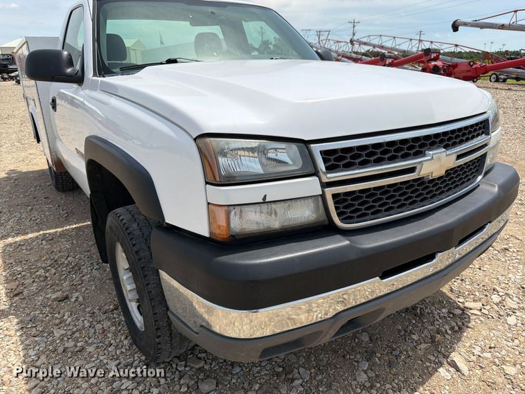 image for item FK3040 2005 Chevrolet Silverado 2500HD utility bed pickup truck