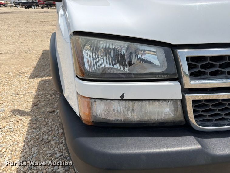 image for item FK3040 2005 Chevrolet Silverado 2500HD utility bed pickup truck