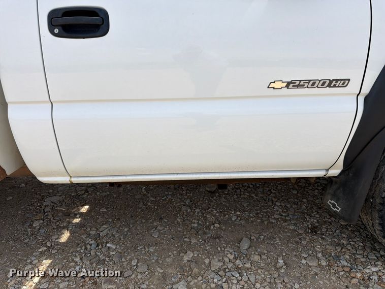 image for item FK3040 2005 Chevrolet Silverado 2500HD utility bed pickup truck