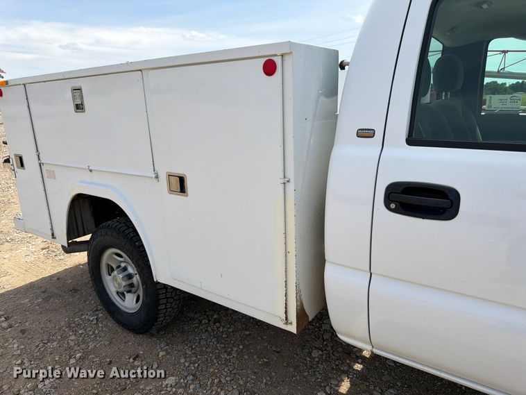 image for item FK3040 2005 Chevrolet Silverado 2500HD utility bed pickup truck