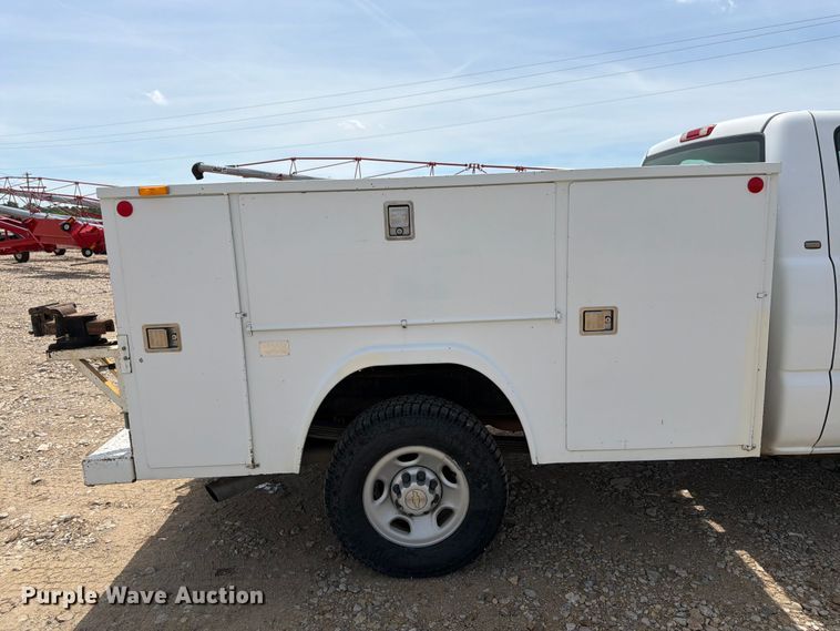 image for item FK3040 2005 Chevrolet Silverado 2500HD utility bed pickup truck