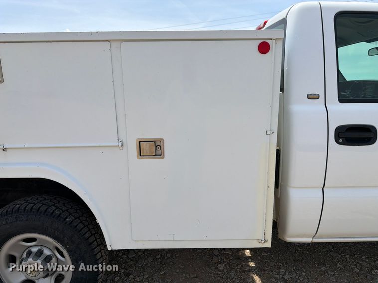 image for item FK3040 2005 Chevrolet Silverado 2500HD utility bed pickup truck